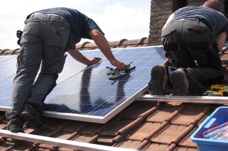 De salderingsregeling zorgt ervoor dat huizenbezitters met zonnepanelen het overschot aan opgewekte stroom aan de energieleverancier kunnen terugleveren voor hetzelfde tarief als waarvoor de stroom is afgenomen. 